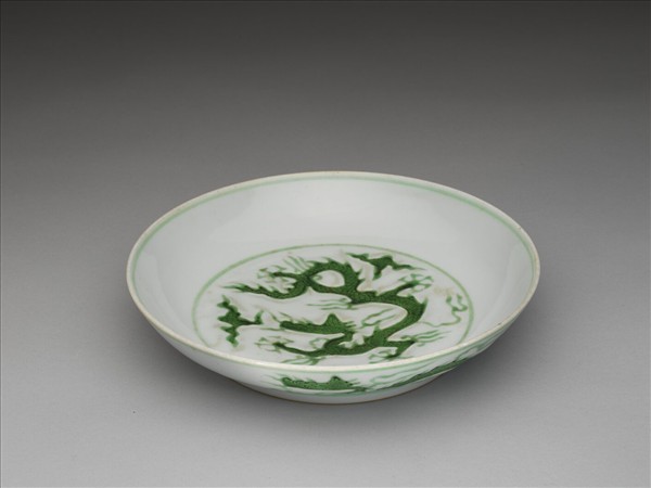 白瓷綠彩雲龍紋盤