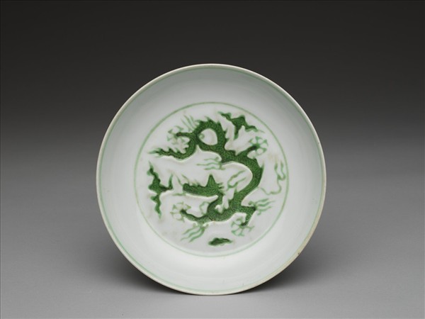 白瓷綠彩雲龍紋盤