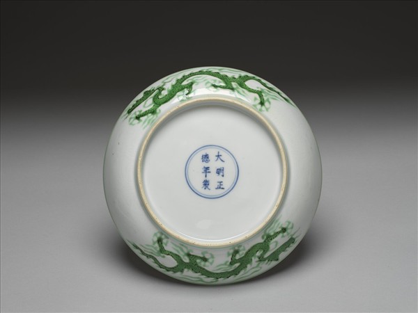 白瓷綠彩雲龍紋盤