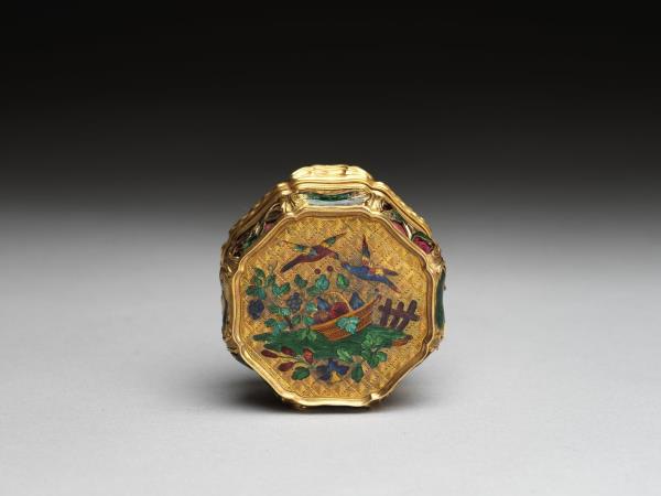 青花花卉紋折方瓶- 故宮