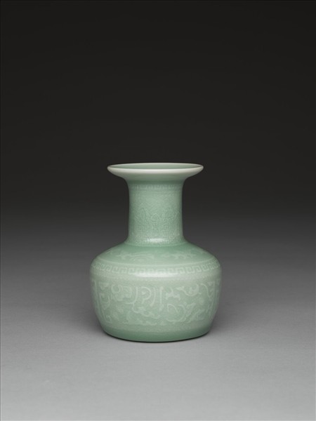 青瓷夔紋盤口瓶