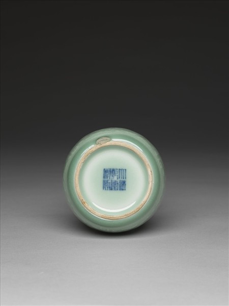 青瓷夔紋盤口瓶