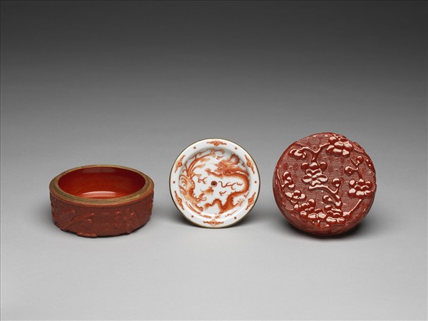 仿雕漆釉梅花紋盒