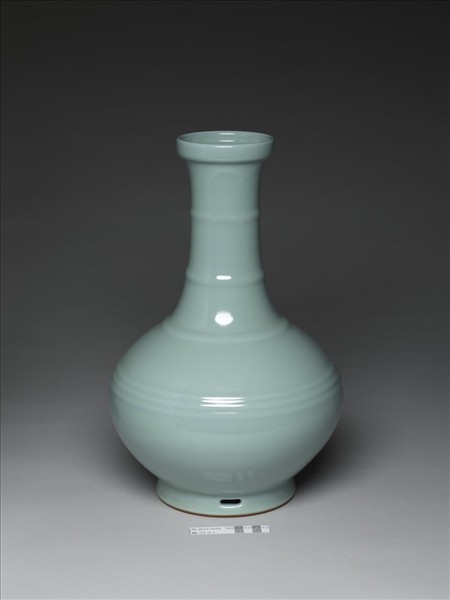 青瓷盤口弦紋壺