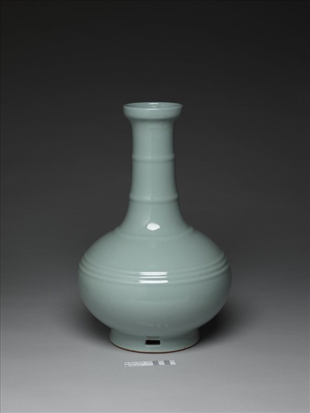 青瓷弦紋盤口瓶