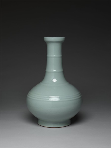 青瓷弦紋盤口瓶