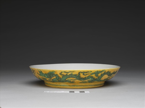 嬌黃綠彩雙龍戲珠紋盤