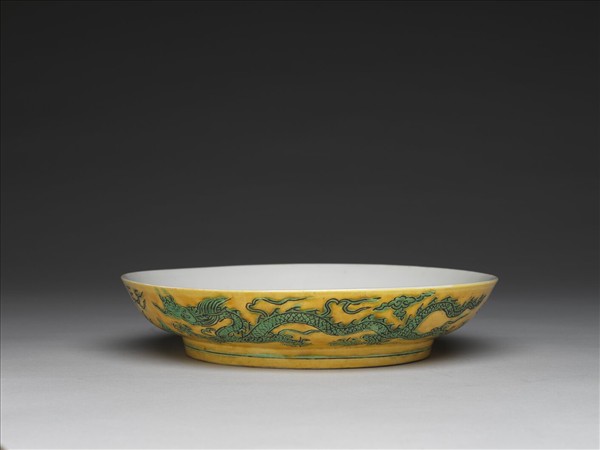 嬌黃綠彩雙龍戲珠紋盤