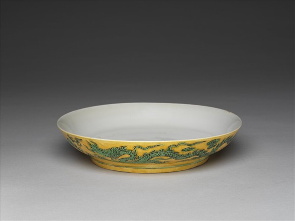 嬌黃綠彩雙龍戲珠紋盤
