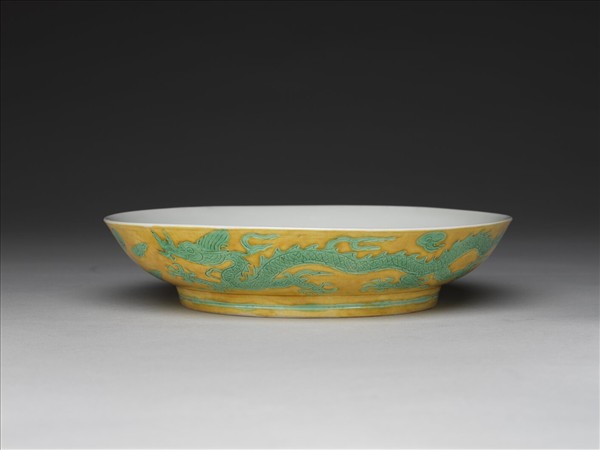 嬌黃綠彩雙龍戲珠紋盤