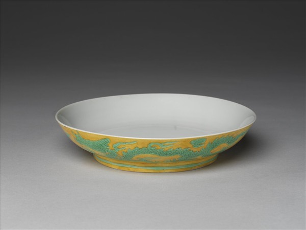 嬌黃綠彩雙龍戲珠紋盤