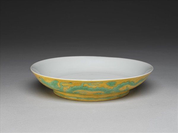 嬌黃綠彩雙龍戲珠紋盤