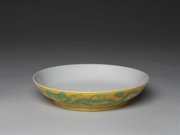 嬌黃綠彩雙龍戲珠紋盤