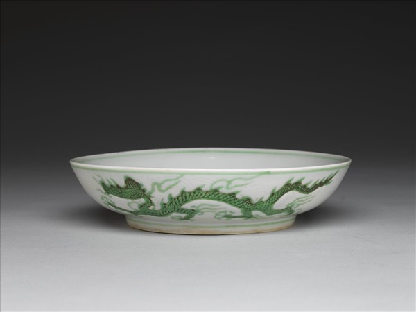 白瓷綠彩雲龍紋盤