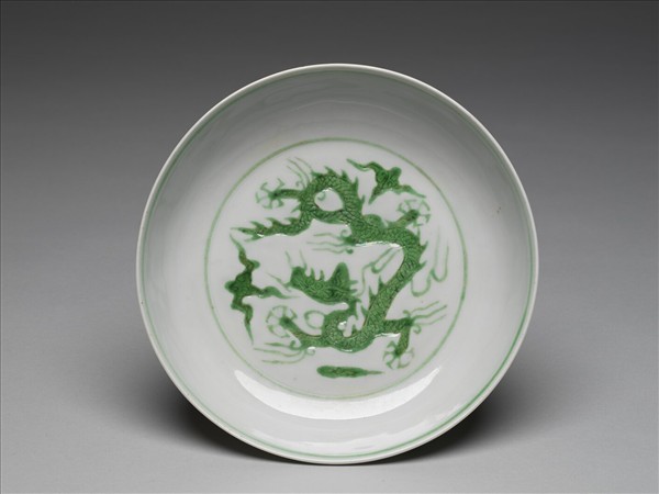 白瓷綠彩雲龍紋盤