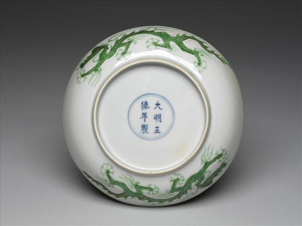 白瓷綠彩雲龍紋盤