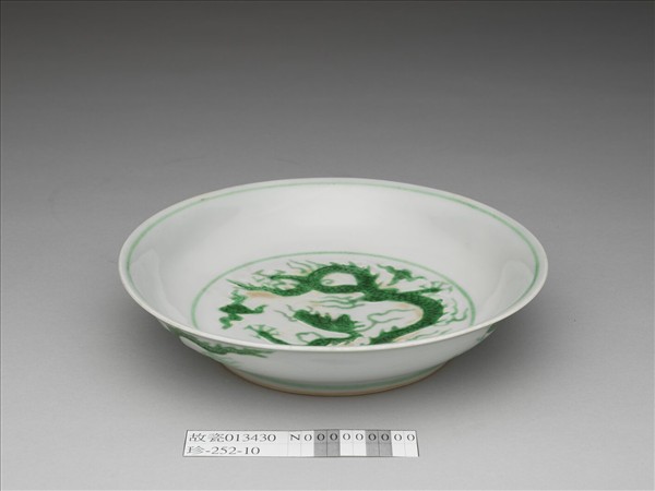 白瓷綠彩雲龍紋盤