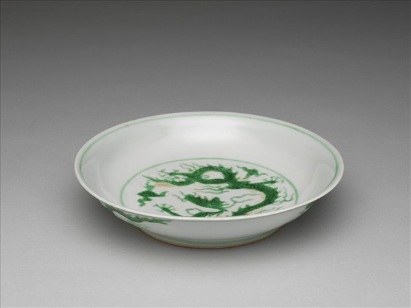 白瓷綠彩雲龍紋盤