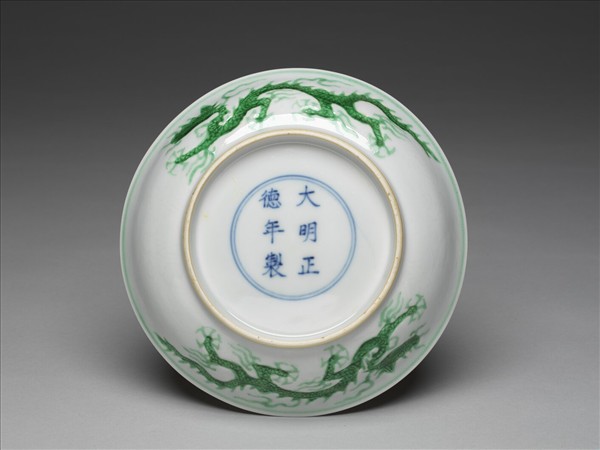 白瓷綠彩雲龍紋盤