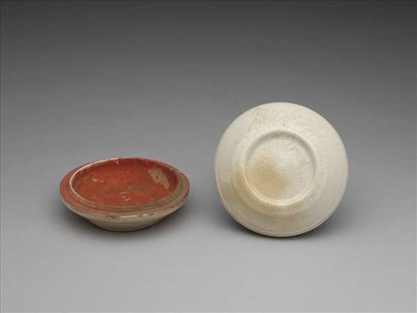 白瓷劃花印泥盒