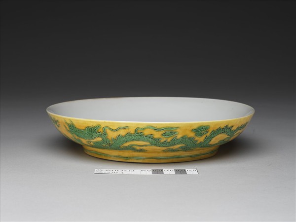 嬌黃綠彩雙龍戲珠紋盤