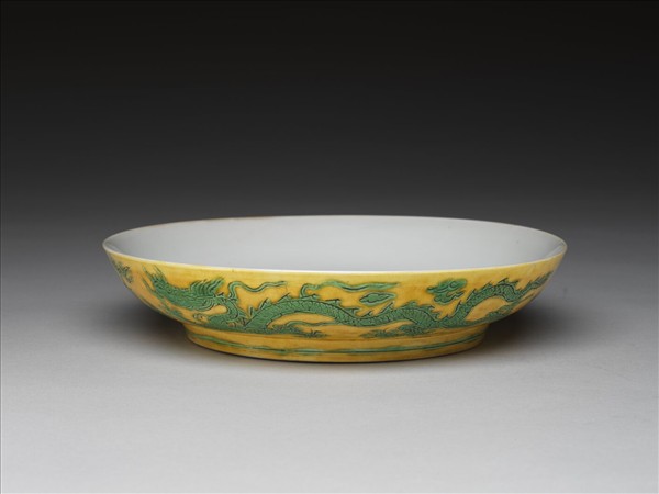 嬌黃綠彩雙龍戲珠紋盤