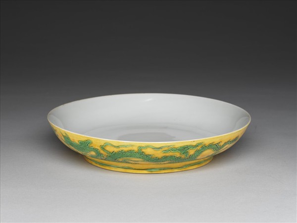 嬌黃綠彩雙龍戲珠紋盤