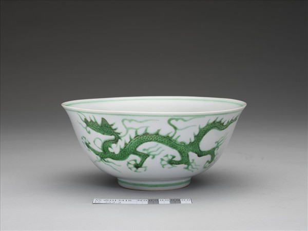 白瓷綠彩雲龍紋碗