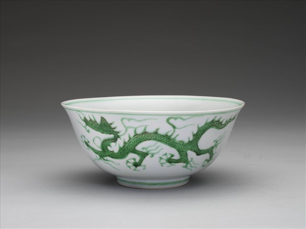 白瓷綠彩雲龍紋碗