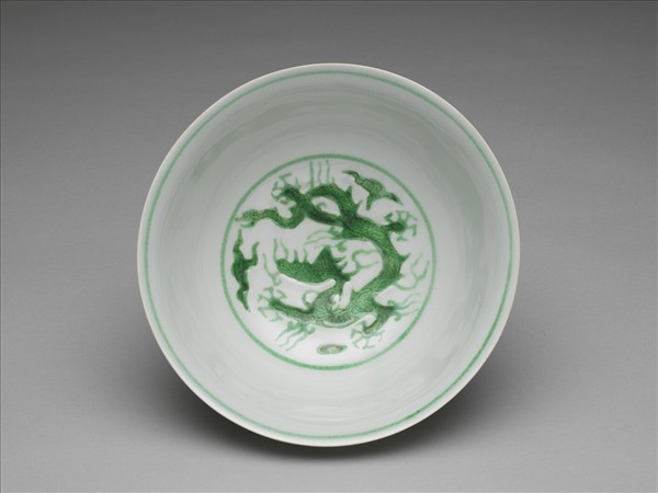 白瓷綠彩雲龍紋碗