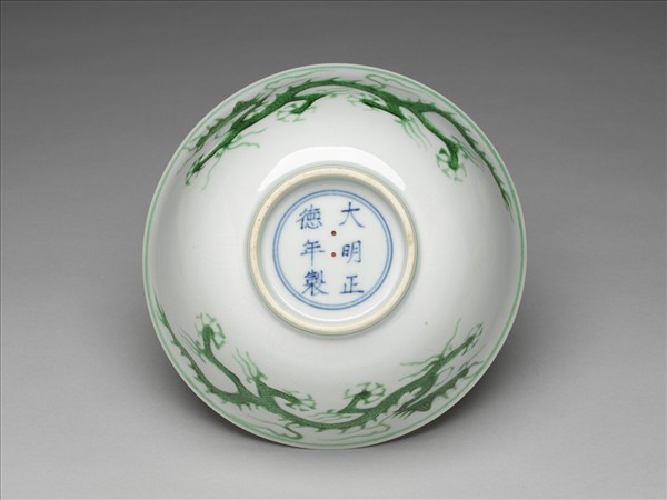 白瓷綠彩雲龍紋碗