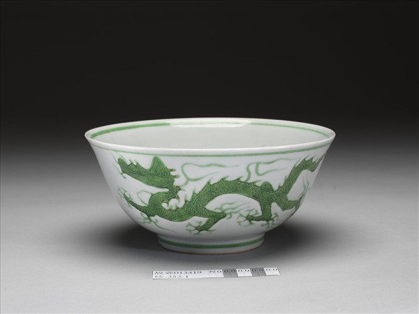 白瓷綠彩雲龍紋碗