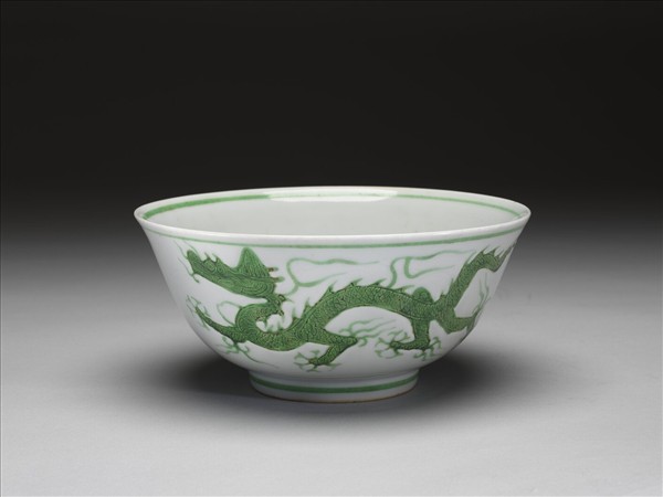 白瓷綠彩雲龍紋碗