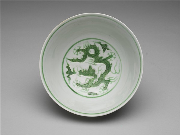 白瓷綠彩雲龍紋碗