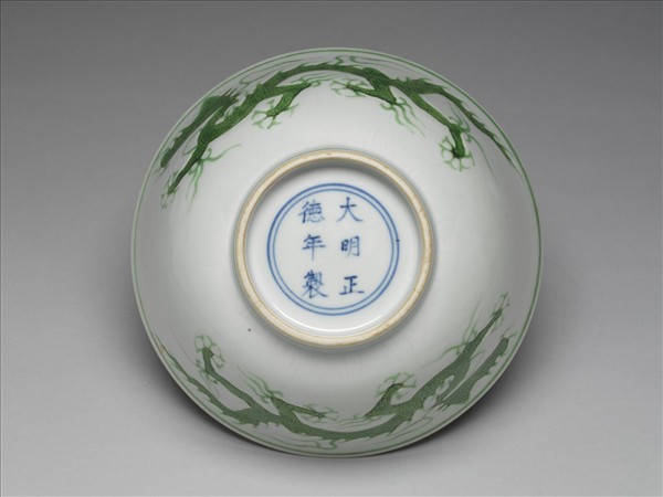 白瓷綠彩雲龍紋碗