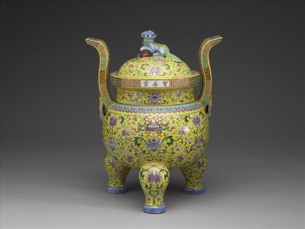 粉彩番蓮八寶紋三足爐