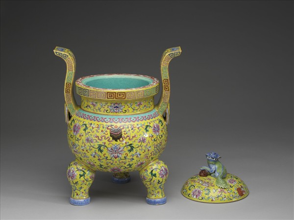 粉彩番蓮八寶紋三足爐