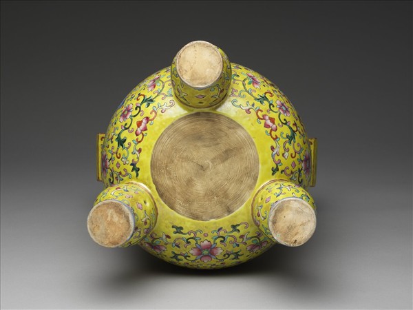 粉彩番蓮八寶紋三足爐