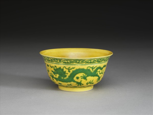 黃地綠彩雙龍戲珠壽字紋碗