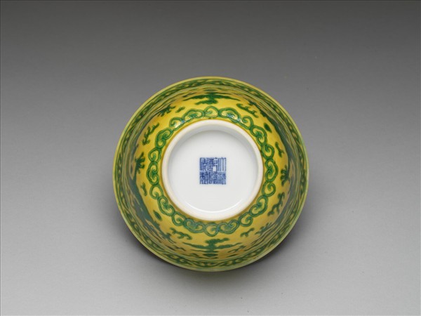黃地綠彩雙龍戲珠壽字紋碗