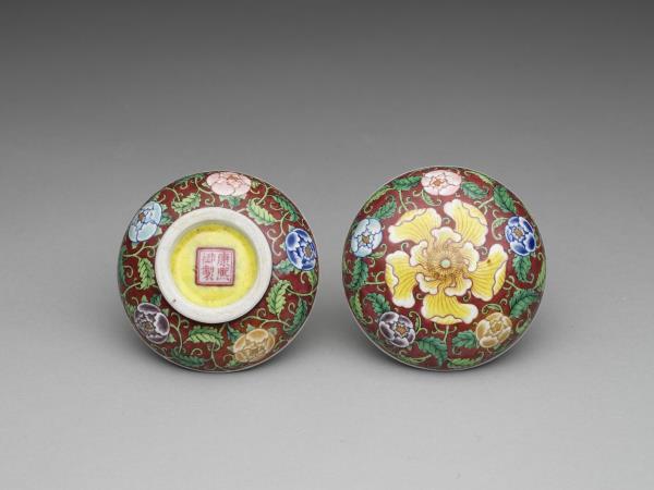 琺瑯彩花卉紋盒