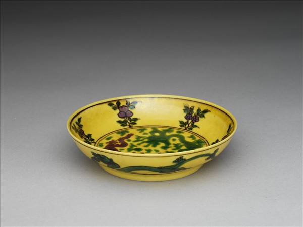 素三彩黃地花果龍紋盤