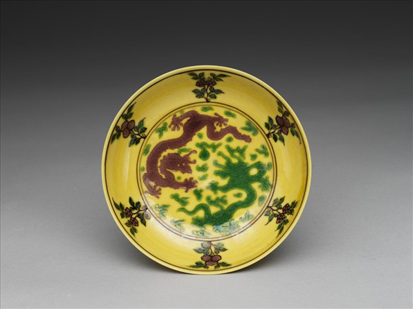 素三彩黃地花果龍紋盤