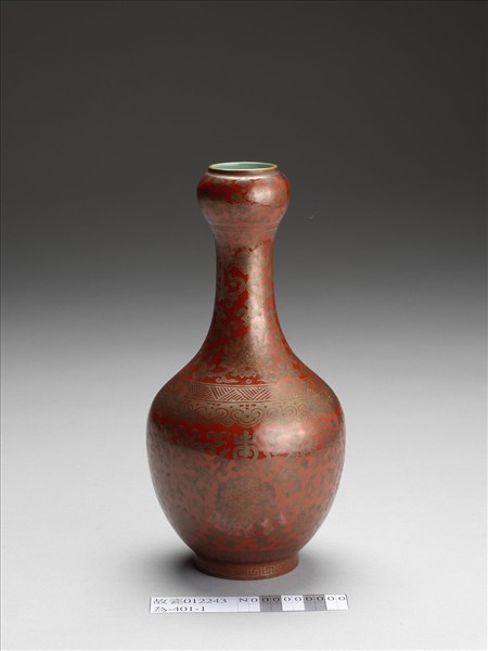 紅地描金番蓮紋蒜頭瓶
