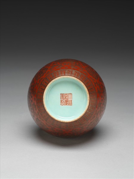 紅地描金番蓮紋蒜頭瓶