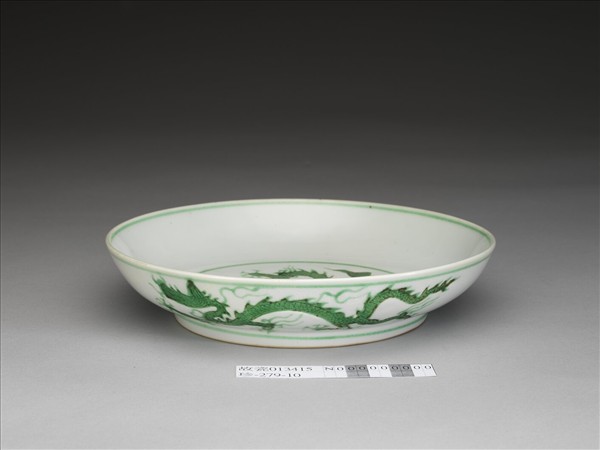白瓷綠彩雲龍紋盤