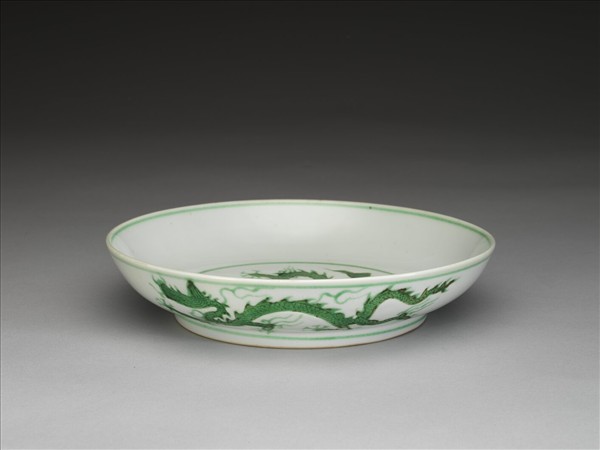 白瓷綠彩雲龍紋盤