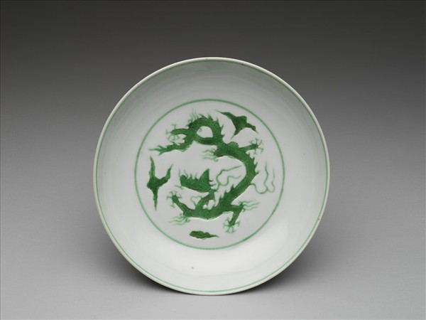 白瓷綠彩雲龍紋盤