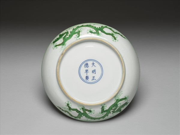 白瓷綠彩雲龍紋盤