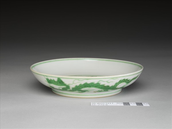 白瓷綠彩雲龍紋盤